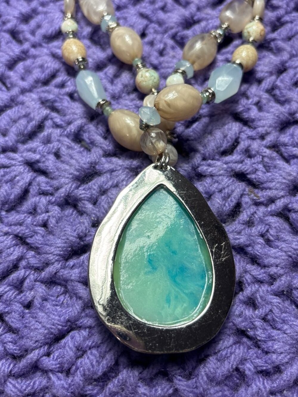 Chico's Plastic Beaded Statement Necklace Teardrop Pendant Silvertone 18-22 inch - Picture 4 of 5
